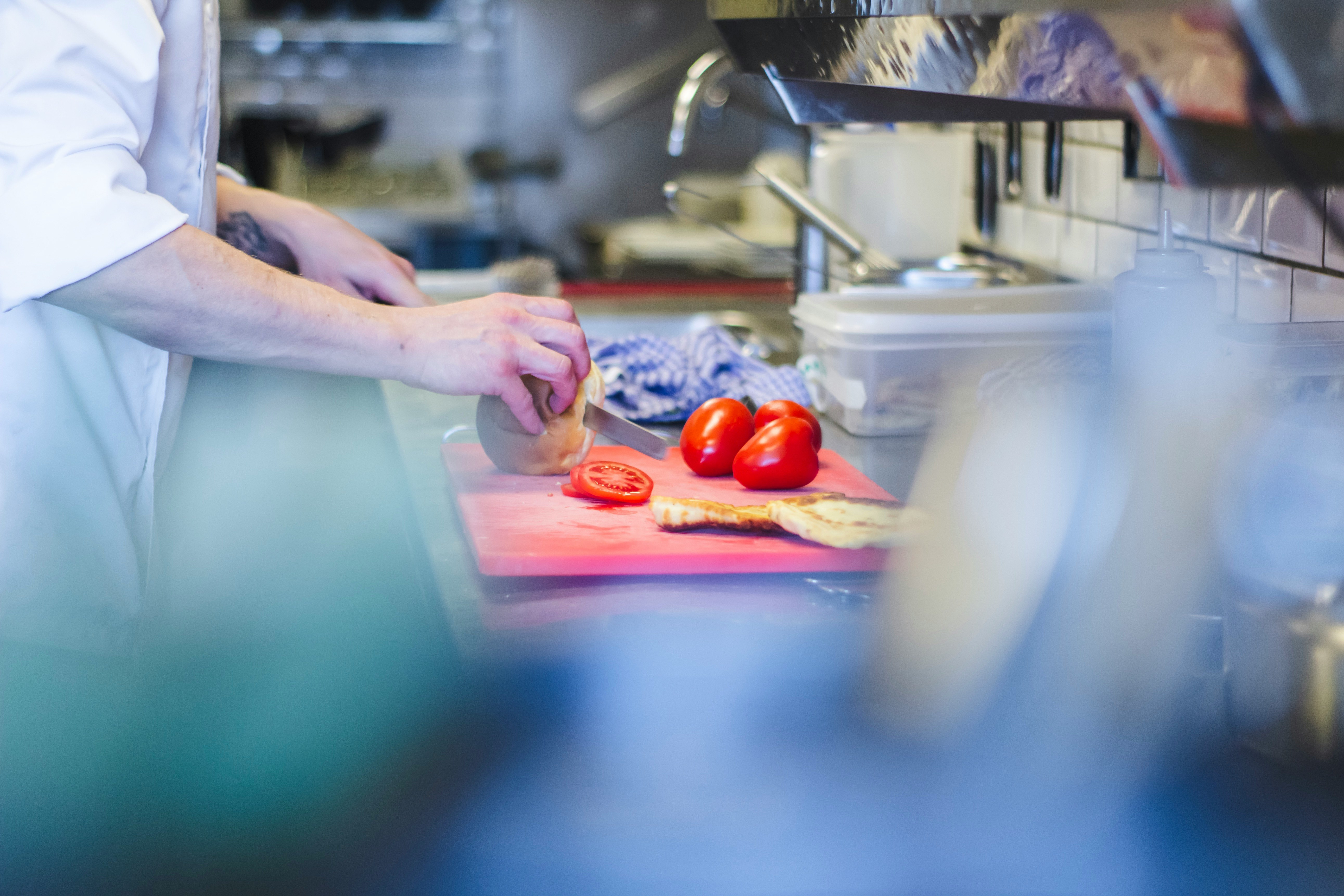 Домохозяйки возвращаются к натуральным продуктам: рецепт томатной заготовки