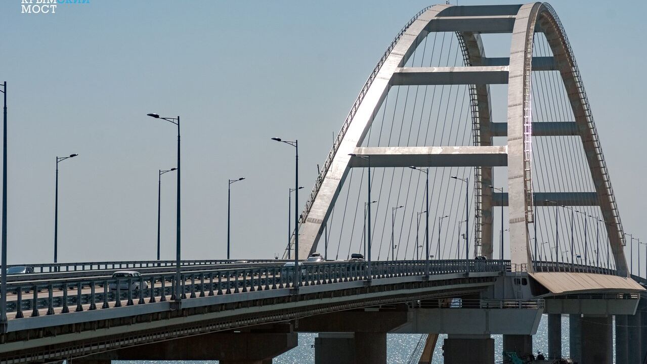 Движение автотранспорта на Крымском мосту временно прекращено