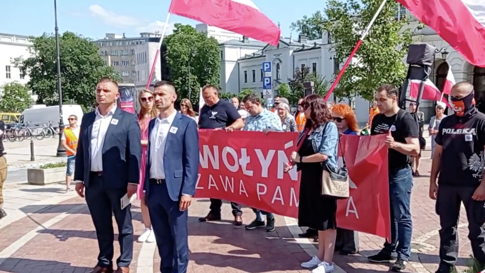 Делегацию партии Качиньского освистали на траурных мероприятиях в Польше