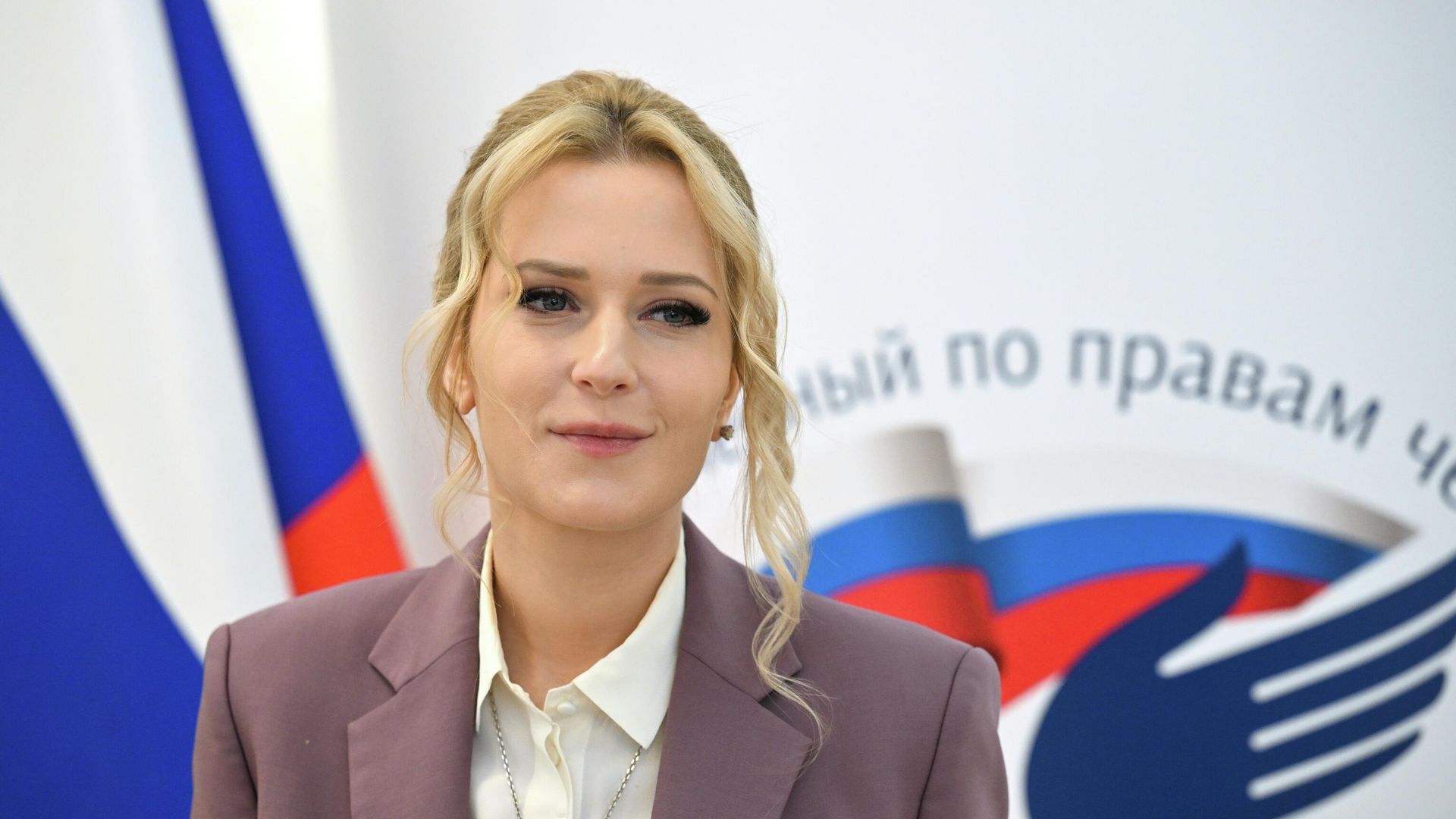 Лантратова вручила школьные товары детям-сиротам Рязанской области