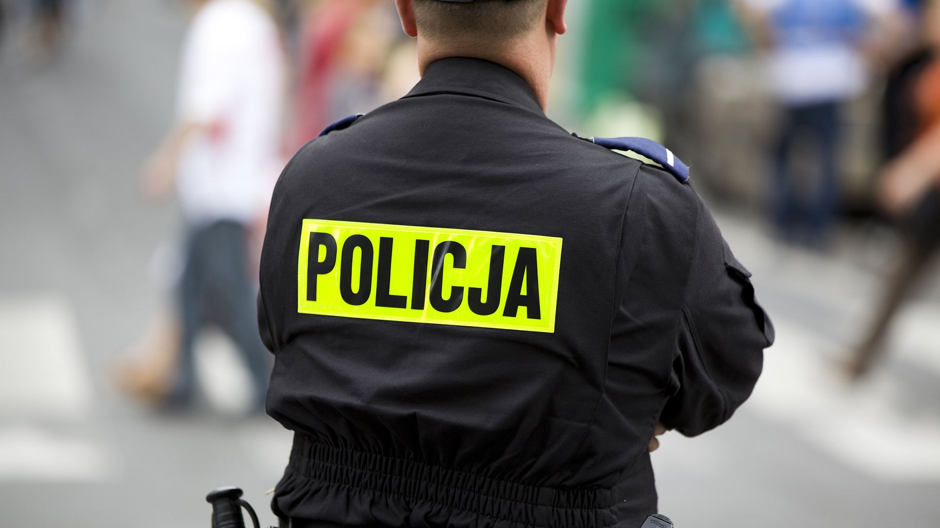 Польские полицейские, стреляя по вооружённому ножом мужчине, ранили прохожего